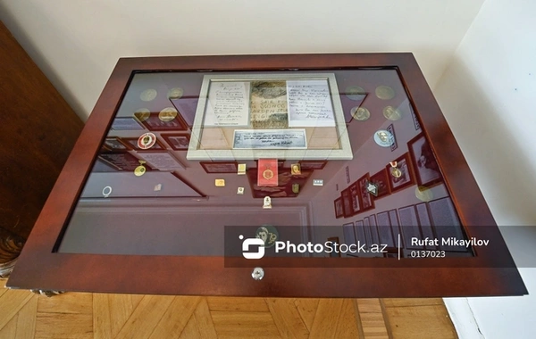 Ov tüfəngi, musiqi qutusu və heykəlciklər - Xalq şairi Rəsul Rzanın Bakıda yerləşən ev-muzeyi