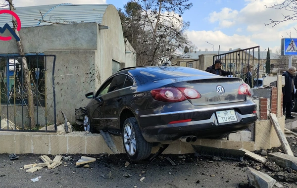 Maşını hasara, daha sonra şüşə sexinə çırpdı