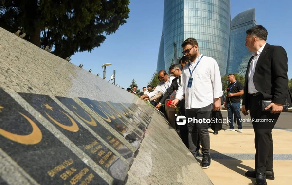 Türkiyə, Gürcüstan və İraqın azərbaycanlı din xadimləri Fəxri və Şəhidlər xiyabanlarını ziyarət ediblər