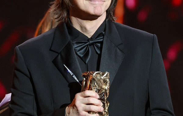 Nüfuzlu mükafata layiq görülən Cim Kerri zarafatı ilə gündəm oldu