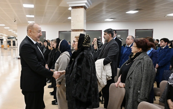 İlham Əliyev təyyarə qəzasında həlak olan ekipaj üzvlərinin vida mərasimində iştirak edib