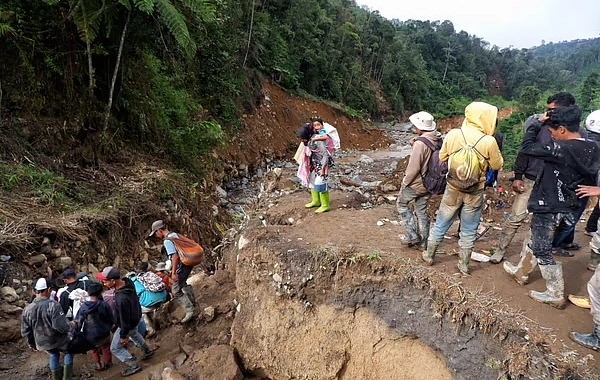 İndoneziyada torpaq sürüşməsi - 7 nəfər ölüb, 80-dən çox insan itkin düşüb