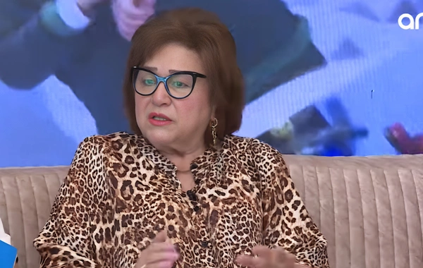 Tanınmış diktor efirdə açıq-saçıq geyinənlərə irad bildirdi: Bir balaca gizli...