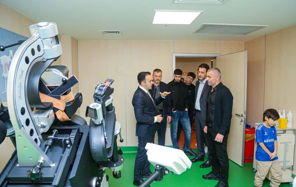 Qurban Qurbanov və futbolçuları Yeni Robotik Reabilitasiya Mərkəzini ziyarət ediblər
