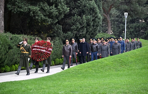 Müdafiə Nazirliyinin rəhbərliyi Ulu Öndərin məzarını ziyarət edib