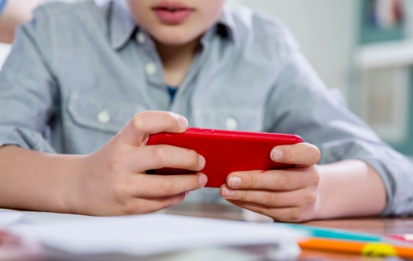 Polşada ibtidai siniflərdə telefon istifadəsinə qadağa qoyuldu