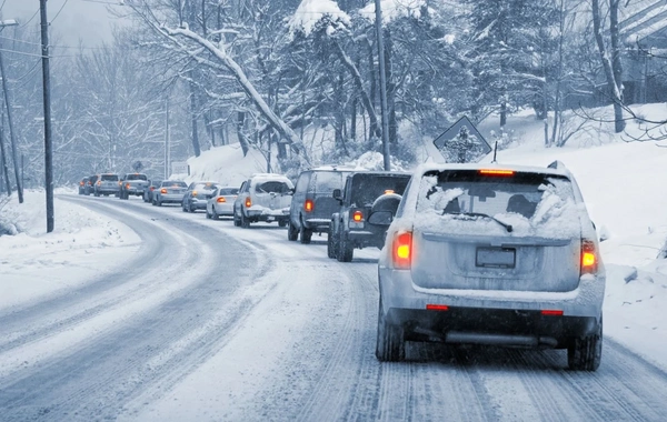 Qobustanda yollar buz bağladı: Zəncirvari qəza baş verdi