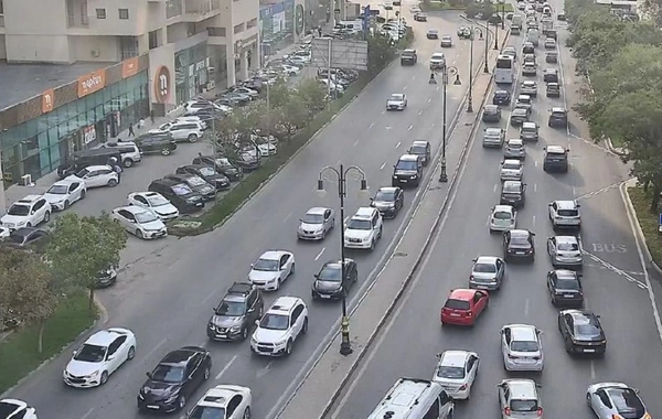 Bakıda 17 istiqamətdə nəqliyyatın sıxlığı yaranıb - SİYAHI