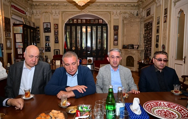 Adil Kərimli Xalq yazıçısı Anarla ədəbi prosesin inkişafını müzakirə edib