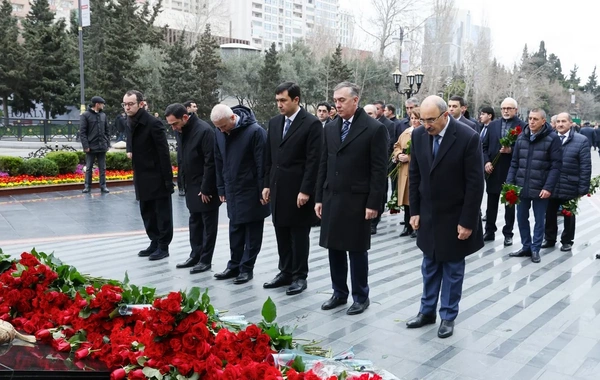 İqtisadiyyat Nazirliyinin rəhbərliyi Xocalı soyqırımı abidəsini ziyarət edib