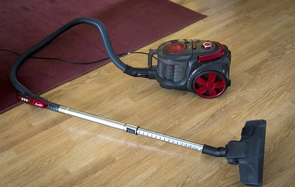 Qonşu ölkədə maraqlı cərimə - Mənzili təmizləyərkən səs salanlar cəzalanacaq