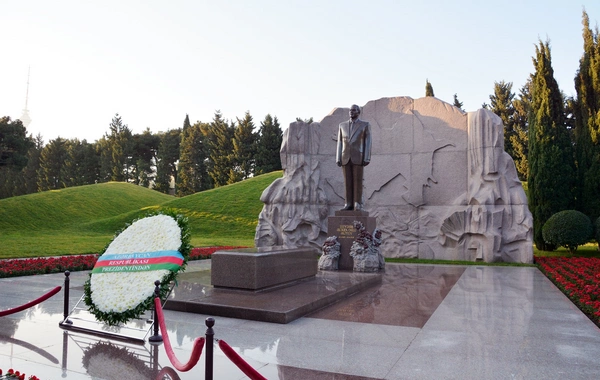 Latviya Prezidenti Heydər Əliyevin məzarını ziyarət edib