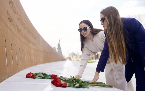 Leyla Əliyeva və Alena Əliyeva Gəncə Memorial Kompleksini və Milli Qəhrəman Natiq Qasımovun ailəsini ziyarət ediblər