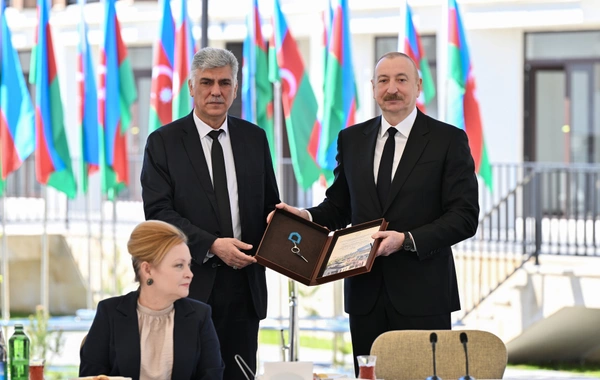 İlham Əliyev Zəngilanda ilk yaşayış kompleksinə köçən ailələrlə görüşüb