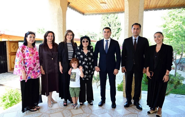 Nazir 85 yaşı tamam olan Flora Kərimovanı evində ziyarət etdi