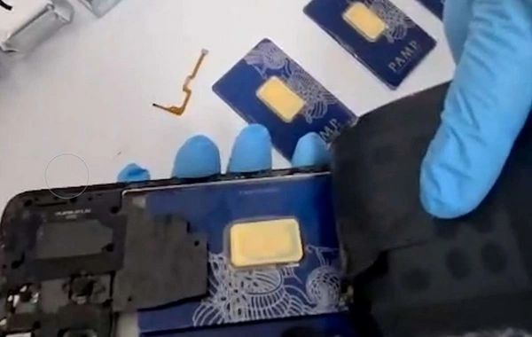 Mobil telefonda və ayaqqabılarda gizlədilmiş qızıl külçələr aşkarlandı