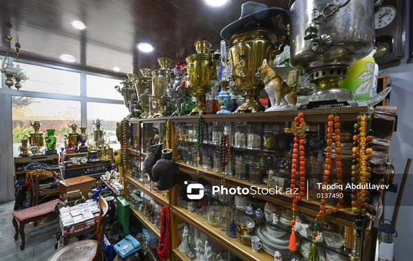 180-ə yaxın ölkədən qədim əşyaların toplandığı əntiq mağazadan fotoreportaj