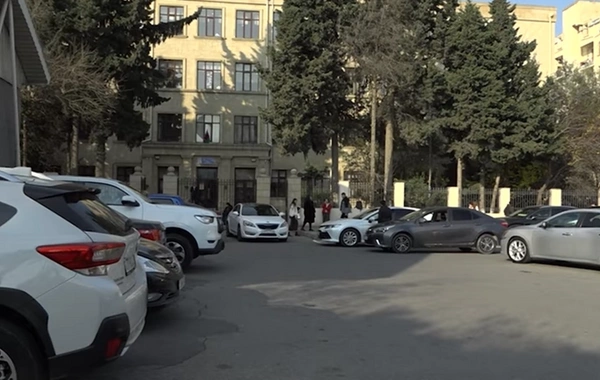 Учителя бакинской школы жалуются на парковку: Пока мы сидим на уроках, приходят штрафы
