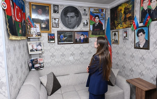 Лейла Алиева и Алена Алиева посетили Гянджинский мемориальный комплекс и семью Национального героя Натигa Гасымова