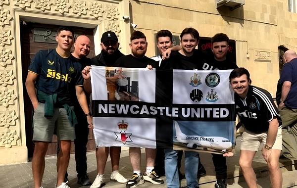 "Qarabağ"la oyun üçün Bakıya gələn ingilis azarkeşlərinin əyləncəsi