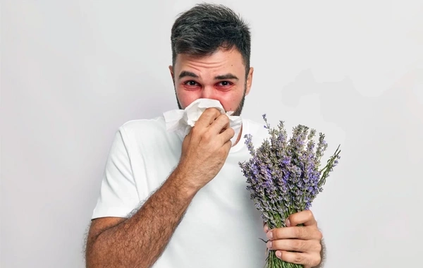 Soyuqdəymə ilə allergiya arasındakı 4 FƏRQ