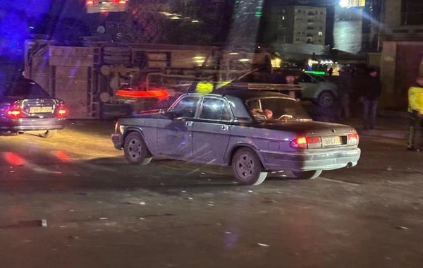 Sumqayıtda BMW sərnişin avtobusuna çırpıldı, yaralılar var