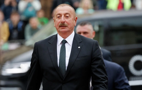 İlham Əliyev Azərbaycana dövlət səfərinə gələn To Lamı qarşılayıb