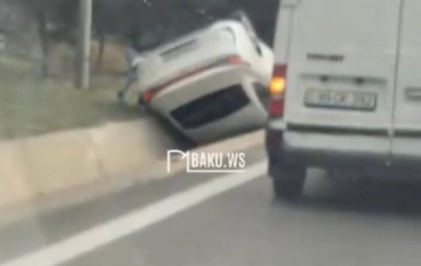 Bakıda avtomobil aşaraq yol kənarına düşdü