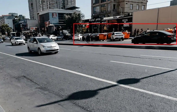 Yasamalda zibil konteynerləri avtobus zolağına düzülüb