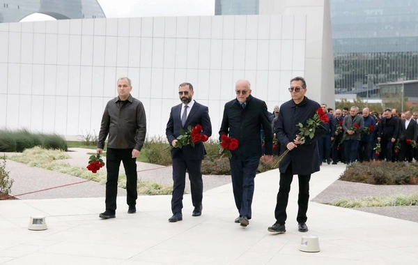 SOCAR-ın kollektivi Anım Günü ilə əlaqədar Zəfər abidəsini ziyarət edib