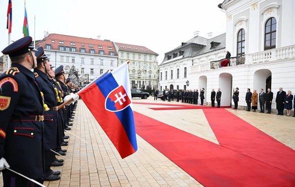 Bratislavada İlham Əliyevin rəsmi qarşılanma mərasimi olub