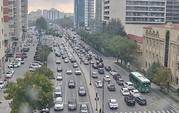 Bakının bir çox yollarında tıxac yaranıb