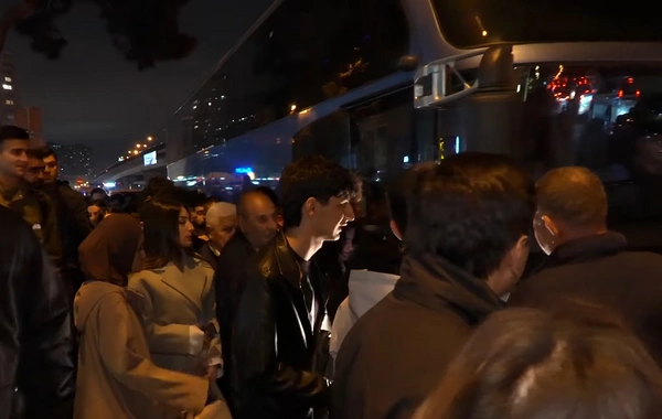 Gör, qadınlar nə əziyyət çəkirlər! - Avtobus zolaqları tıxac yaradır?