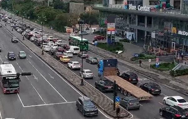 Bakının bir sıra yollarında tıxac yaranıb