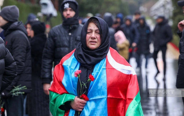 Şəhidlər xiyabanına xalq ziyarəti axşam saatlarında da davam edir