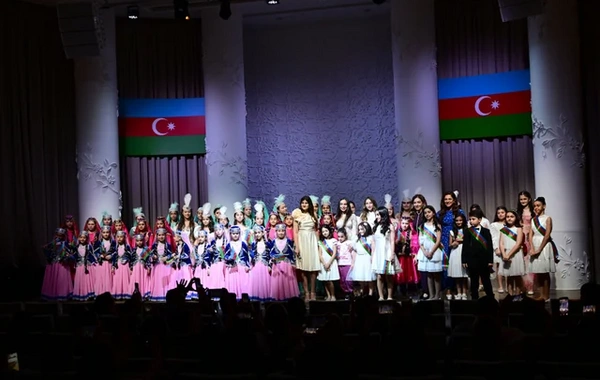 Leyla Əliyeva və Alyona Əliyeva Müstəqillik Gününə həsr olunmuş konserti izləyiblər