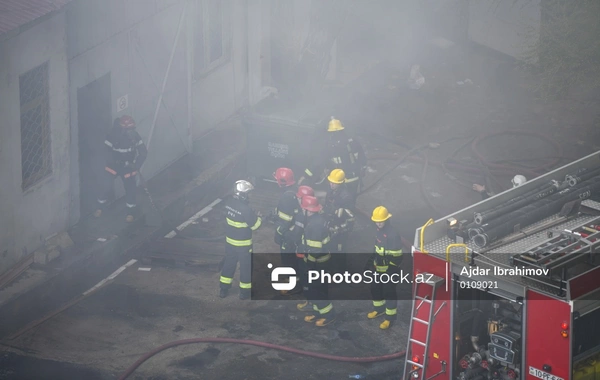 Bakıda təmir sexi avtomobillə birlikdə yandı - Hadisə yerindən GÖRÜNTÜLƏR