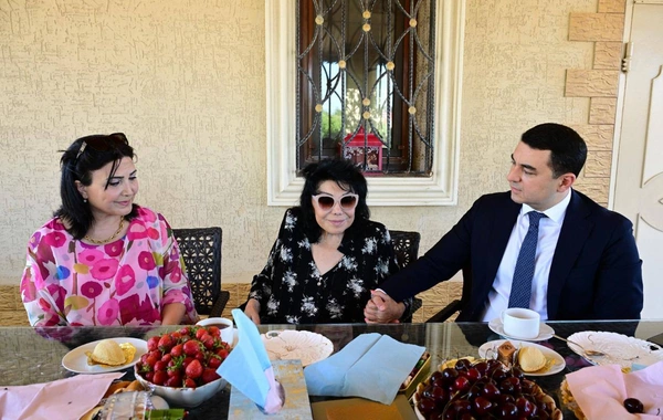 Nazir 85 yaşı tamam olan Flora Kərimovanı evində ziyarət etdi