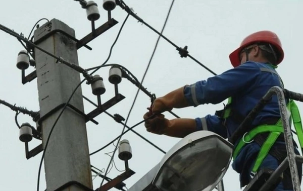 Novxanı yolunda faciə - Azərişıqın əməkdaşı elektrik dirəyində öldü