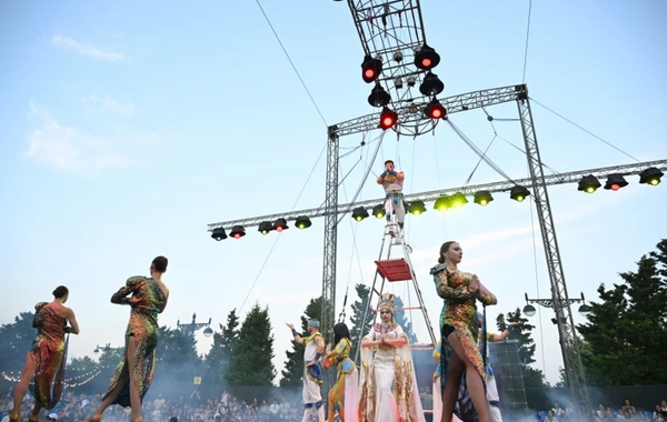 Leyla Əliyeva və Arzu Əliyeva "CandyFest" yay festivalını ziyarət edib və "Sehrli mirvari" su sirki şousunu izləyiblər