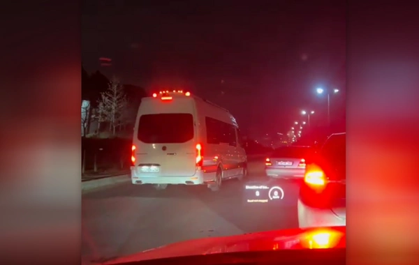 Bakıda məktəbliləri daşıyan avtobus əks yola çıxaraq təhlükə yaratdı