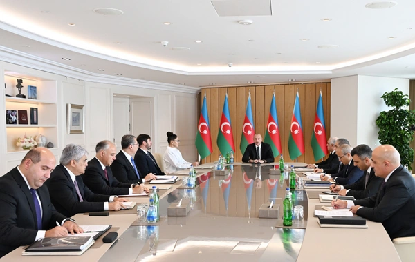 İlham Əliyev müşavirə keçirdi