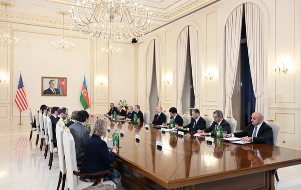 İlham Əliyevlə Cey Di Vens arasında geniştərkibli görüş başa çatıb