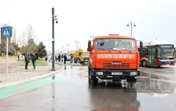 8 noyabr prospektində yağışın yaratdığı fəsadlar aradan qaldırılır