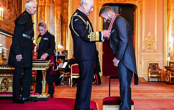 Britaniya kralı Bekhemə cəngavər titulu verdi