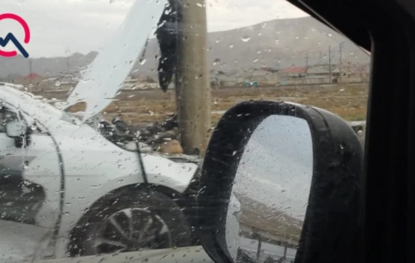 BYD arakəsməni dağıdıb işıq dirəyinə çırpıldı