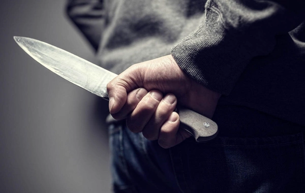 Gəncədə 16 yaşlı oğlan məktəbin qarşısında bıçaqlandı