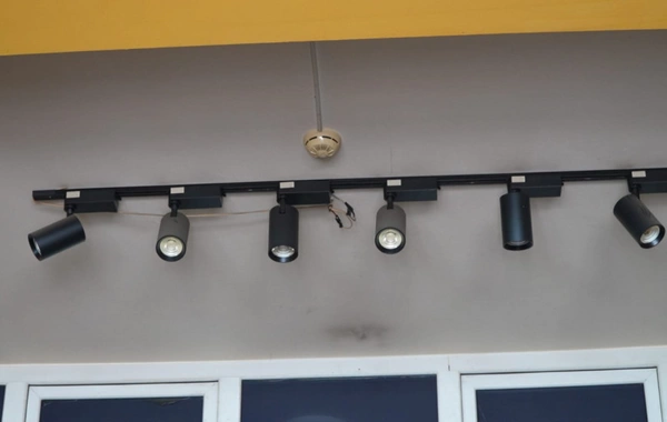 Bakıda avtomobil şinləri satılan anbarın fəaliyyəti dayandırıldı