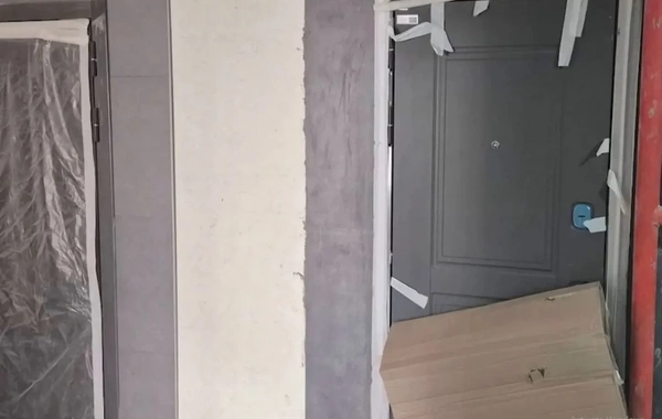 Bakıda yaşayış kompleksində ikinci qapının açılması üçün binanın əsas divarı dağıdıldı