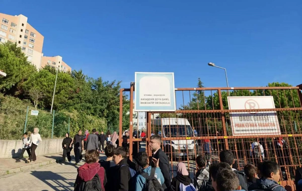 İstanbulda məktəbdə bıçaqlı hücum: Məzun olmuş qız 8 şagirdi yaraladı
